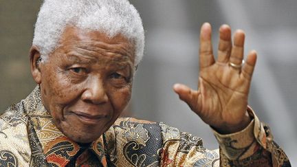 L'ancien pr&eacute;sident sud-africain Nelson Mandela le 28 ao&ucirc;t 2007 &agrave; Londres. (LEON NEAL / AFP )