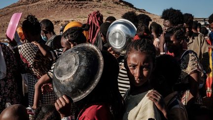 Dans un camp de réfugiés au Soudan, des enfants éthiopiens du Tigré qui ont fui les combats dans leur région attendent une distribution de nourriture, le 12 décembre 2020. (YASUYOSHI CHIBA / AFP)