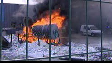 Opération des salariés en colère, à l'usine PTPM d'Aÿ, dans la Marne, le 26 avril 2010 (France 2)