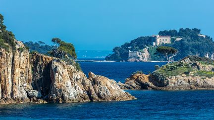 Résidence officielle des présidents de la République, le fort de Brégançon est situé à Bormes-les-Mimosas (Var). (ROBERT PALOMBA / ONLY FRANCE / AFP)