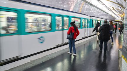 Les passagers utilisent le métro parisien à la station "Duroc", le 18 octobre 2021 à Paris. (JAN WOITAS / ZB)