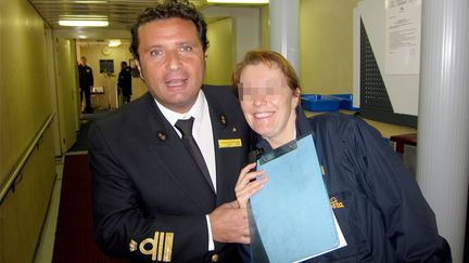 Le capitaine du "Concordia", Francesco Schettino, le 22 juin 2011, avec un membre d'&eacute;quipage sur le "Costa Atlantica" en Norv&egrave;ge. (ROLF NIEMEYER / DPA / MAXPPP)