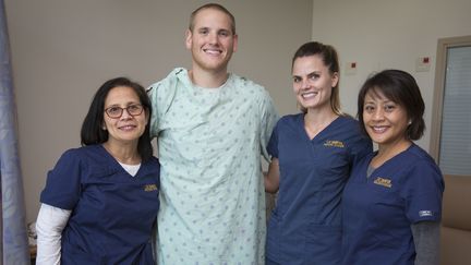 Spencer Stone avec des employ&eacute;s de l'h&ocirc;pital universitaire de Sacramento (Etas-Unis).&nbsp;&nbsp; (UNIVERSITY OF CALIFORNIA, REGENTS)