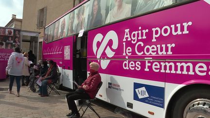 Le "Bus du Coeur"&nbsp;a fait escale&nbsp;à Cannes durant trois jours. (CAPTURE D'ÉCRAN FRANCE 3)