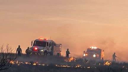 Des pompiers de la ville d'Amarillo luttent contre un autre incendie, dans la même zone du Texas, le 28 février 2024. (AMARILLO FIRE DEPARTMENT / AFP)