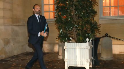 Édouard Philippe à la sortie de Matignon avec les représentants de l'opposition lundi 3 décembre. (JACQUES DEMARTHON / AFP)