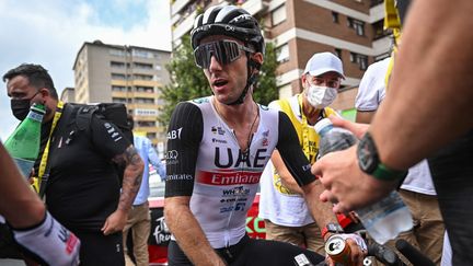 Adam Yates (UAE), après sa victoire lors de la première étape du Tour de France, le 1er juillet 2023 à Bilbao (Espagne). (MARCO BERTORELLO / AFP)