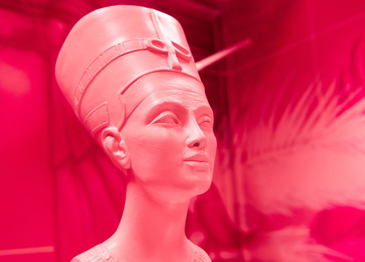 Un buste de Nefertiti rose dans une pièce de "The Haus" à Berlin.
 (Christophe Gateau / AFP)