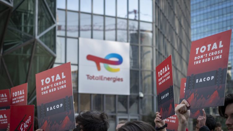 An action by environmental defense associations in front of the headquarters of TotalEnergies in Paris, March 2, 2022. (ROBIN LETELLIER/SIPA / SIPA)