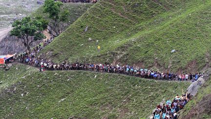 En effet, Armanath Yatra se d&eacute;roule dans le Cachemire, cette r&eacute;gion agit&eacute;e de l'Inde o&ugrave; les attentats et les combats entre Pakistanais et Indiens sont quotidiens. (MUKHTAR KHAN / AP / SIPA)