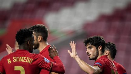 L'attaquant portugais Pedro Neto (à d.) célèbre son but lors du match amical face à Andorre, au stade Luz de Lisbonne, le 11 novembre 2020.
 (PATRICIA DE MELO MOREIRA / AFP)