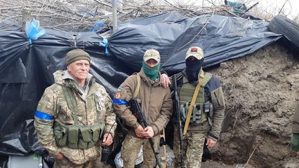 Struna, Stalker et Sanytch, qui commande le secteur, dans le sud-est de l'Ukraine, le 5 avril 2022 (MARIE-PIERRE VEROT / RADIO FRANCE)