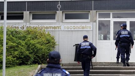 Arrivée de policiers au collège Haut-de-Penoy, à Vandoeuvre-Lès-Nancy, après le suicide d'un enseignant (30/04/2010) (AFP / Jean-Christophe Verhaegen)