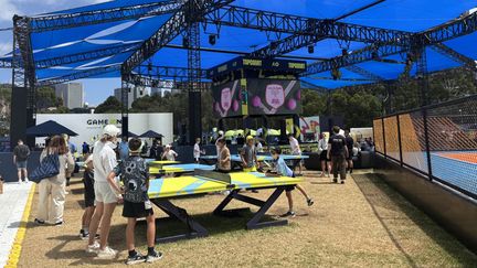 Entre concours de sosie et démonstrations de voltige, quand l'Open d'Australie devient un parc d'attractions pour attirer son public