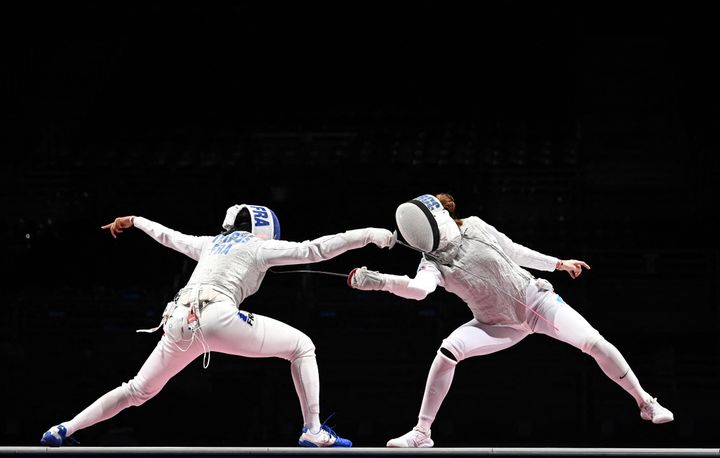 La Française Ysaora Thibus (à gauche) affronte la Russe Larisa Korobeynikova, dans le combat pour la médaille d'or du fleuret féminin par équipes lors des Jeux olympiques de Tokyo, le 29 juillet 2021. (MOHD RASFAN / AFP)