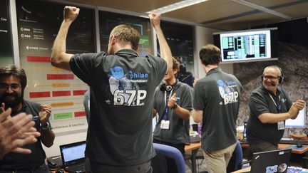 Les scientifiques c&eacute;l&egrave;brent dans le centre scientifique d'observation de la mission du Centre National d'Etudes Spatiales (CNES) &agrave; Toulouse le 12 Novembre 2014 (REMY GABALDA / AFP)