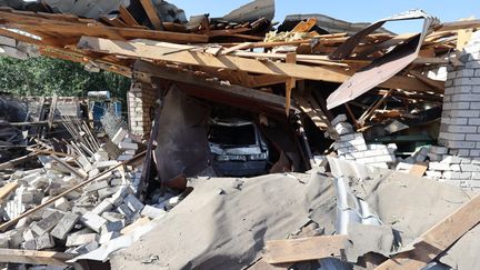 Une voiture sous les décombres après une frappe sur Kharkiv (Ukraine), le 4 juillet 2024. (VYACHESLAV MADIYEVSKYY / AFP)