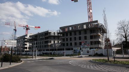 Un chantier déserté à Saint-Herblain (Loire-Atlantique), lors du confinement imposé par l'épidémie de coronavirus, le 19 mars 2020. (SAMUEL HENSE / HANS LUCAS / AFP)