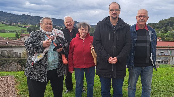 Une partie du collectif d’habitants de Lépanges-sur-Vologne. (DAVID DI GIACOMO / RADIO FRANCE)