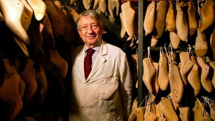 Le bottier Raymond Massaro pose près des formes utilisées pour la fabrication de chaussures dans la cave de son atelier, octobre 2003 à Paris 
 (JEAN-PIERRE MULLER / AFP)