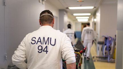 Un agent du Samu de l'hôpital Saint-Camille à Bry-sur-Marne (Val-de-Marne), le 21 avril 2021.&nbsp; (ALINE MORCILLO / HANS LUCAS / AFP)