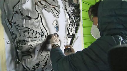 Atelier street art avec Sunra pour des ados de la protection judiciaire de la jeunesse (V. Cohen-Luxey / France Télévisions)