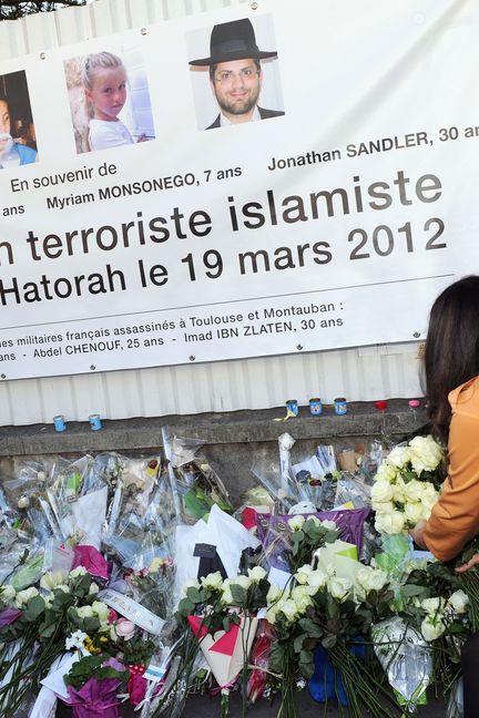 Des fleurs déposées en hommage aux victimes devant l'école Ozar Hatorah, à Toulouse (Haute-Garonne), le 25 mars 2012. (ERIC CABANIS / AFP)