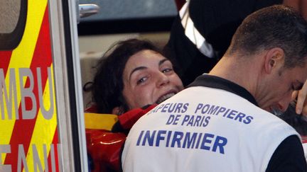 Edith Bouvier, la journaliste du Figaro rapatri&eacute;e de Syrie, le 2 mars 2012, &agrave; l'a&eacute;roport de Villacoublay. (JACQUES DEMARTHON / AFP)