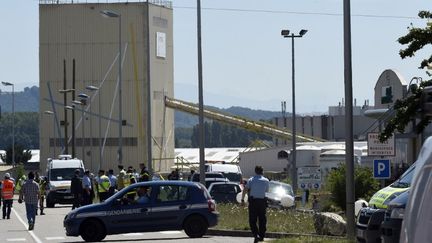 Les enqu&ecirc;teurs aux abords de l'usine d'Air Product, situ&eacute; &agrave; Saint-Quentin-Fallavier en Is&egrave;re, vendredi 26 juin 2015. (PHILIPPE DESMAZES / AFP)