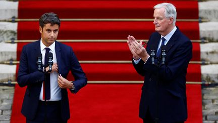 L'ancien Premier ministre Gabriel Attal et le nouveau chef du gouvernement, Michel Barnier, lors de leur passation de pouvoir à Matignon, le 5 septembre 2024. (SARAH MEYSSONNIER / AFP)