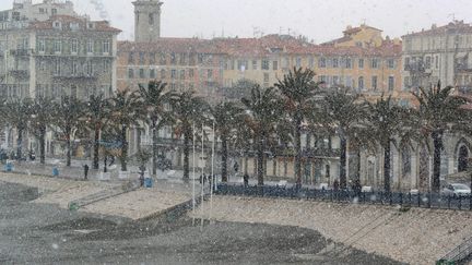 La Promenade des Anglais à Nice (Alpes-Maritimes) sous la neige, le 26 février 2018.&nbsp; (VALERY HACHE / AFP)