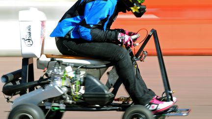 Jolene Van Vugt,&nbsp;une Canadienne championne de motocross, a battu le record de vitesse sur toilettes motoris&eacute;s le 2 mai 2012, &agrave; Sydney, en Australie.&nbsp; (GREG WOOD / AFP)