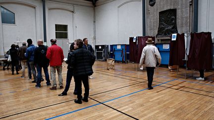 Un bureau de vote à Paris lors du second tour de l'élection présidentielle, le 7 mai 2017. (ALEXANDROS MICHAILIDIS / AFP)