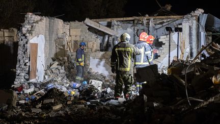 Des secouristes s'activent dans le village de Groza, près de Koupiansk, en Ukraine, après une frappe russe survenue le 5 octobre 2023. (AMADEUSZ MIKOLAJ SWIERK / ANADOLU AGENCY / AFP)