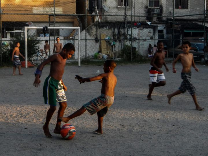 Mai 2013. Partie de foot dans la favela de la Cité de Dieu. Photo prise par un enfant.
 (Danielo / AFP)