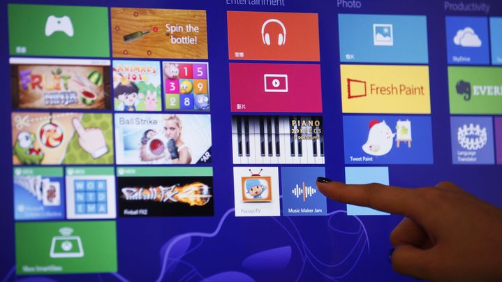 D&eacute;monstration de la nouvelle interface de Windows 8 sur un &eacute;cran tactile, le 26 octobre 2012 &agrave; Hong Kong. (KIN CHEUNG / AP / SIPA)