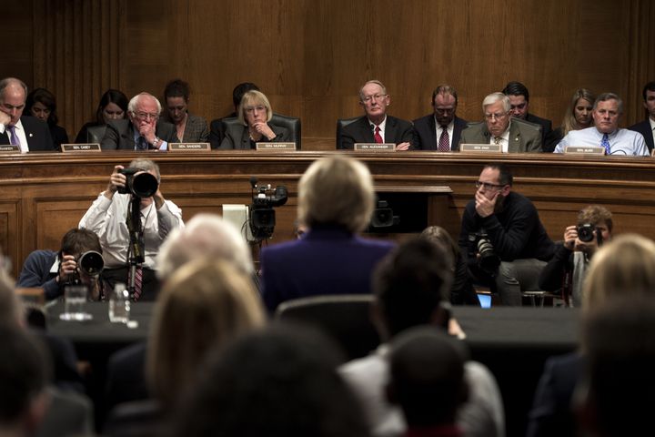 Les sénateurs écoutent Betsy DeVos lors de son audition de confirmation à Washington (Etats-Unis), le 17 janvier 2017. (BRENDAN SMIALOWSKI / AFP)