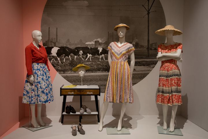 "FASHIONable in Communiste Poland" ou comment être élégante dans la Pologne communiste : les robes présentées dans une exposition à Cracovie
 (Bartosz Siedlik / AFP)