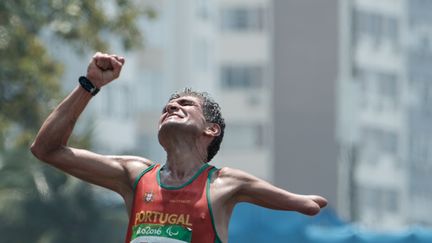 Dans un dernier effort, le portugais&nbsp;Manuel Mendes termine son marathon (catégorie T46) et s'empare de la médaille de bronze. (YASUYOSHI CHIBA / AFP)