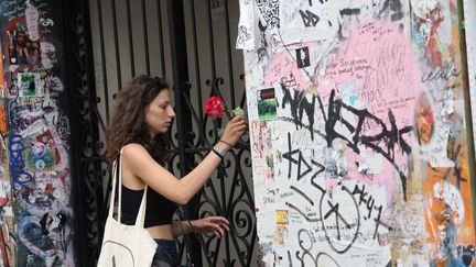 Des fleurs ont été déposées devant la maison, rue de Verneuil à Paris, où Jane Birkin et Serge Gainsbourg ont vécu, pour rendre hommage à l'actrice et chanteuse morte le 16 juillet 2023. (JEAN-BAPTISTE QUENTIN / MAXPPP)