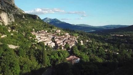 Alpes-de-Haute-Provence : à la découverte de Moustiers-Sainte-Marie, village suspendu et authentique