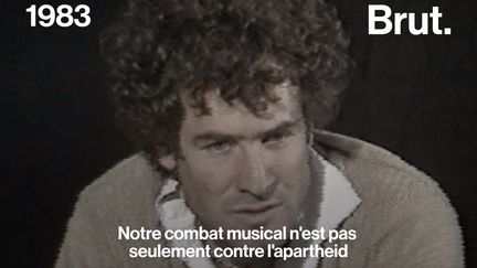 VIDEO. Quand Johnny Clegg évoquait la difficulté d'être un chanteur engagé en Afrique du Sud (BRUT)