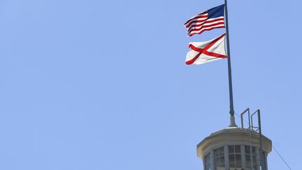 Les drpaeaux de l'Alabama et des Etats-Unis, le 15 mai 2019 à Montgomery. (JULIE BENNETT / GETTY IMAGES NORTH AMERICA)