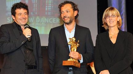 Patrick Bruel, président du jury, avec le distributeur français du film &quot;Shadow Dancer&quot; de James Marsh qui a reçu le Hitchcock d&#039;Or. A droite la responsable de ciné + Festival du film britannique de Dinard
 (Marc OLLIVIER / PHOTOPQR/OUEST FRANCE )