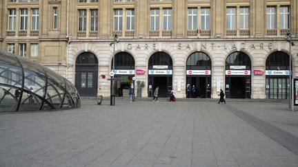 Une vue de l'extérieur de la gare Saint-Lazare à Paris, le 10 mars 2021. Photo d'illustration. (LOU OSRA / HANS LUCAS / AFP)