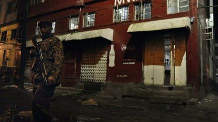 Une attaque à la grenade a fait 14 morts dans un bar de Nairobi, le 24 octobre 2011. (TONY KARUMBA / AFP)