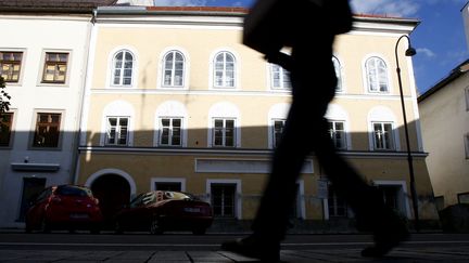 Un passant marche devant la maison natale d'Hitler &agrave; Braunau am Inn (Autriche), le 24 septembre 2012. (DOMINIC EBENBICHLER / REUTERS)