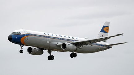 Un avion de la compagnie aérienne Lufthansa, aterrissant à l'aéroport de Barcelone, le 25 mai 2022. (URBANANDSPORT / NURPHOTO / AFP)