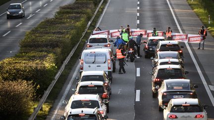 Une action du mouvement écologiste&nbsp;Renovate Switzerland, le 11 avril 2022, à Lausanne (Suisse). (FABRICE COFFRINI / AFP)