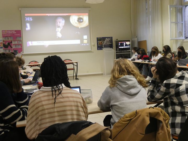 Les élèves du Lycée Charlemagne à Paris, devant la conférence de Tanguy Viel, auteur de "La fille qu'on appelle", aux Editions de Minuit.&nbsp; (Camille Bigot)